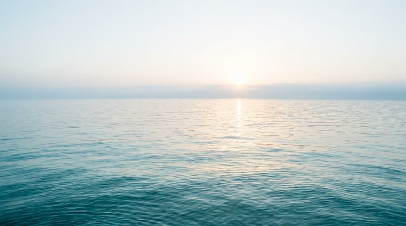 Ruhiges Meer bei Sonnenaufgang – Sinnbild für Balance von Körper, Geist und Seele